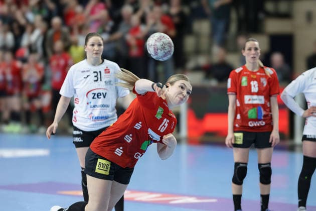 Victoria Hasselbusch (Zwickau, 31), Fabienne Büch (Halle, 15), Siebemneter, Siegtreffer zum 33:32, SV Union Halle-Neustadt vs. BSV Sachsen Zwickau, Alsco Handball Bundesliga Frauen, Saison 2025 26, 18. Spieltag, 25.02.2026 Halle SWH Arena Sachsen-Anhalt Deutschland