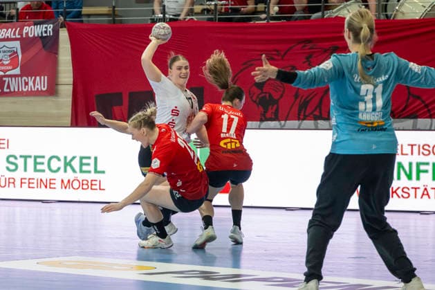 Handball Bundesliga Frauen,HBF, Saison 2025 2026 SV Union Halle-Neustadt vs.BSV Sachsen Zwickau Halle, Deutschland 25.Februar 2026: Im Bild:v. li. im Zweikampf Marie Polakova (Halle), Charlotte Kähr Kaehr (Zwickau), Emma Hertha (Halle) und Torhueterin Sofie Kruggel (Halle) Halle Saale SWH Arena Sachsen-Anhalt Deutschland