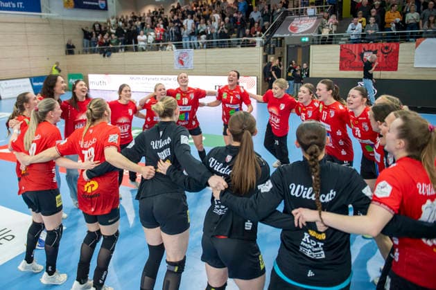 Handball Bundesliga Frauen,HBF, Saison 2025 2026 SV Union Halle-Neustadt vs.BSV Sachsen Zwickau Halle, Deutschland 25.Februar 2026: Im Bild:Die Mannschaft von Halle jubelt ueber ihren Sieg gegen Zwickau Halle Saale SWH Arena Sachsen-Anhalt Deutschland