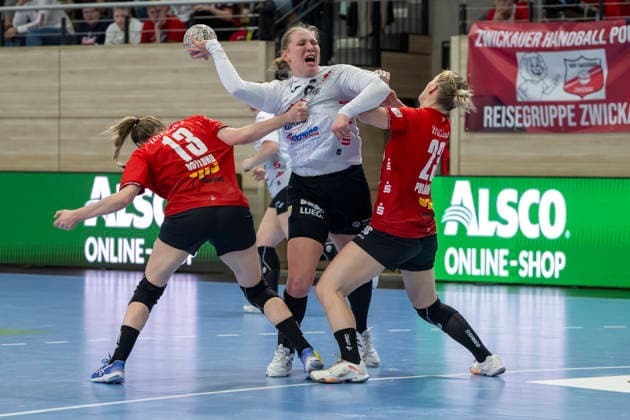 Handball Bundesliga Frauen,HBF, Saison 2025 2026 SV Union Halle-Neustadt vs.BSV Sachsen Zwickau Halle, Deutschland 25.Februar 2026: Im Bild:v.li.Madeleine Östlund Oestlund (Halle) , Laura Szabo (Zwickau) und Marie Polakova (Halle) Halle Saale SWH Arena Sachsen-Anhalt Deutschland