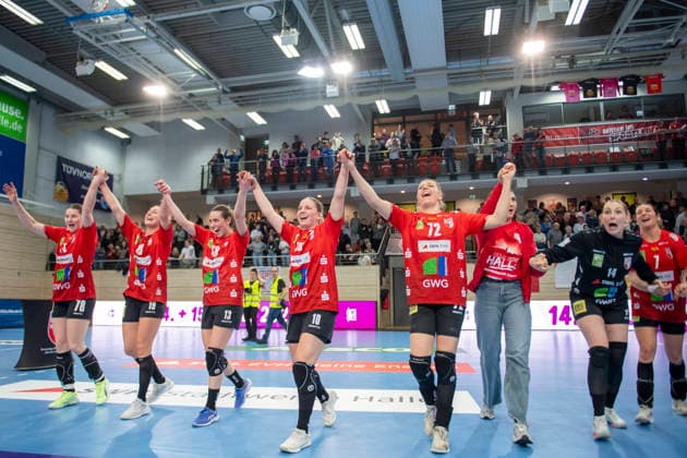 Handball Bundesliga Frauen,HBF, Saison 2025 2026 SV Union Halle-Neustadt vs.BSV Sachsen Zwickau Halle, Deutschland 25.Februar 2026: Im Bild:Die Mannschaft von Halle jubelt ueber ihren Sieg gegen Zwickau Halle Saale SWH Arena Sachsen-Anhalt Deutschland