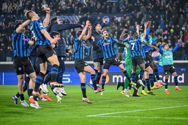 Atalanta Players celebrate the Victory with the Supporters during the UEFA Champions League 2025 26 League Knockout Play-off Second Leg match between Atalanta BC and Borussia Dortmund at Stadio di Bergamo on February 25, 2026 in Bergamo, Italy. (Photo by Harry Langer DeFodi Images) -