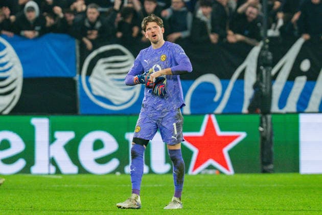 25.02.2026, Atalanta Bergamo vs. Borussia Dortmund, UEFA Champions League, Playoffs-Rückspiel Gregor Kobel (Borussia Dortmund, 1) unzufrieden sauer enttäuscht Regulations prohibit any use of photographs as image sequences and or quasi video Copyright: xBahhoxKarax