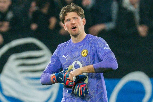 25.02.2026, Atalanta Bergamo vs. Borussia Dortmund, UEFA Champions League, Playoffs-Rückspiel Gregor Kobel (Borussia Dortmund, 1) unzufrieden sauer enttäuscht Regulations prohibit any use of photographs as image sequences and or quasi video Copyright: xBahhoxKarax