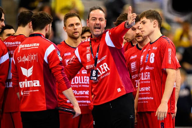 Coburg: HBL - 25 26 - HSC 2000 Coburg - SG BBM Bietigheim Trainer Iker Romero (Bietigheim) aergerlich ärgerlich, sauer, wütend wuetend. schreit. tobt. Coburg HUK-Coburg Arena Deutschland