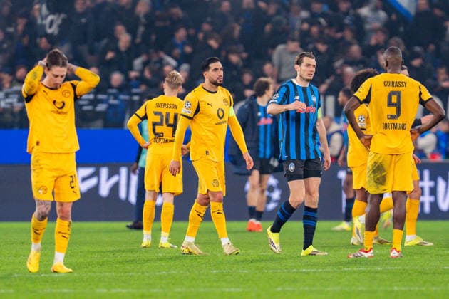 25.02.2026, Atalanta Bergamo vs. Borussia Dortmund, UEFA Champions League, Playoffs-Rückspiel Fabio Silva (Borussia Dortmund, 21) Emre Can (Borussia Dortmund, 23) Serhou Guirassy (Borussia Dortmund, 9) Daniel Svensson (Borussia Dortmund, 24) Regulations prohibit any use of photographs as image sequences and or quasi video Copyright: xBahhoxKarax