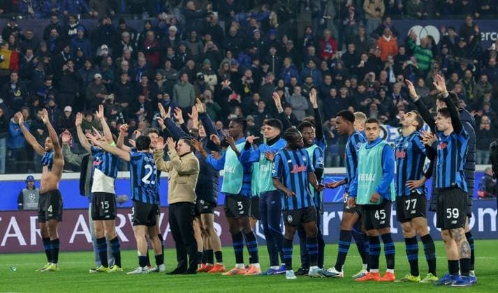 Foto IPP Roberto Bregani Bergamo 25-02-2026 Calcio UEFA Champions League 2025 2026, Atalanta vs Borussia Dortmund Nella foto i giocatori dell Atalanta festeggiano al termina della partita. Italy Photo Press World Copyright. italy ITALY  Copyright: xR4924_italyphotopressx