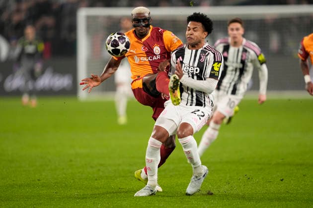 Galatasaray s Victor Osimhen fights for the ball with JuventusÕ Weston McKennie during the Uefa Champions League soccer match between Juventus and Galatasaray at the Allianz Stadium in Turin, playoff 2 2, north west Italy - January 25, 2026. - Soccer  Copyright: xFabioxFerrari LaPressex