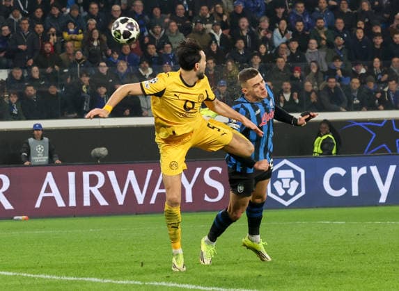 Foto IPP Roberto Bregani Bergamo 25-02-2026 Calcio UEFA Champions League 2025 2026, Atalanta vs Borussia Dortmund Nella foto Il fallo da rigore di Rami Bensebain del Borussia Dortmund s Nikola Krstovic dell Atalanta Italy Photo Press World Copyright. italy ITALY  Copyright: xR4924_italyphotopressx