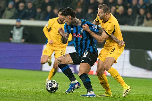 Gianluca Scamacca and Waldemar Anton seen during Champions League knock out play off game between teams of Atalanta Bergamo and Borussia Dortmund BVB (Kazimierz Koper Ball Raw Images) Bergamo Estadio Atleti Azzurri d Italia Italy Copyright: xKazimierzxKoperx kazimierzkoper_atalanta_borussia_2526FTR05480