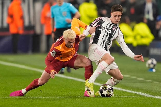 Galatasaray s Baris Yilmaz fights for the ball with Juventus Kenan Yildiz during the Uefa Champions League soccer match between Juventus and Galatasaray at the Allianz Stadium in Turin, playoff 2 2, north west Italy - January 25, 2026. - Soccer  Copyright: xFabioxFerrari LaPressex