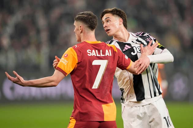 Juventus Kenan Yildiz and Galatasaray s Roland Sallai during the Uefa Champions League soccer match between Juventus and Galatasaray at the Allianz Stadium in Turin, playoff 2 2, north west Italy - January 25, 2026. - Soccer  Copyright: xFabioxFerrari LaPressex