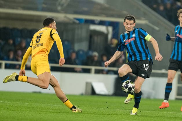 Marten de Roon seen during Champions League knock out play off game between teams of Atalanta Bergamo and Borussia Dortmund BVB (Kazimierz Koper Ball Raw Images) Bergamo Estadio Atleti Azzurri d Italia Italy Copyright: xKazimierzxKoperx kazimierzkoper_atalanta_borussia_2526FTR05527