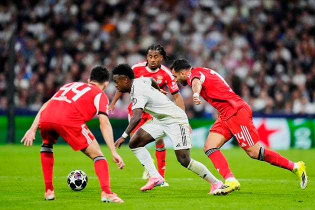Real Madrid C.F. v SL Benfica - UEFA Champions League 2025 26 League Knockout Play-off Second Leg Vinicius Junior left winger of Real Madrid and Brazil surrounded by BenficaÂ s players during the UEFA Champions League 2025 26 League Knockout Play-off Second Leg match between Real Madrid C.F. and SL Benfica at Estadio Santiago Bernabeu on February 25, 2026 in Madrid, Spain. Madrid Spain  Copyright: xJosexBretonx originalFilename:bretonhernandez-realmadr260225_np06t.jpg