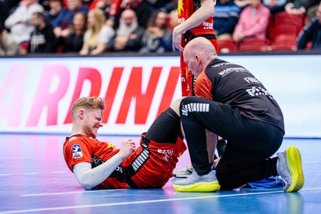 Niko Blaauw (TuS N-Luebbecke, 23) wird medizinisch versorgt GER, TuS N-Luebbecke vs. HBW Balingen-Weilstetten, Handball, 2. Bundesliga, 21. Spieltag, Spielzeit 2025 2026, 25.02.2026 GER, TuS N-Luebbecke vs. HBW Balingen-Weilstetten, Handball, 2. Bundesliga, 21. Spieltag, Spielzeit 2025 2026, 25.02.2026 Luebbecke Copyright: xEibner-Pressefoto JanxRollingerx EP_JSK
