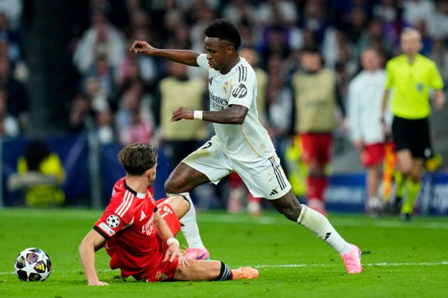 ESP: Real Madrid - SL Benfica. UEFA Champions League. Round of 16. Second Leg. Vinicius Junior of Real Madrid CF and Amar Dedic of SL Benfica during the UEFA Champions League match, between Real Madrid and SL Benfica, Round of 16, second leg, played at Santiago Bernabeu Stadium on February 25, 2026 in Madrid, Spain. kpng Copyright: xCesarxCebollax xPRESSINPHOTOx PS_260225_RMA_BEN_018