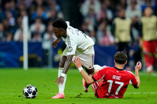 ESP: Real Madrid - SL Benfica. UEFA Champions League. Round of 16. Second Leg. Vinicius Junior of Real Madrid CF and Amar Dedic of SL Benfica during the UEFA Champions League match, between Real Madrid and SL Benfica, Round of 16, second leg, played at Santiago Bernabeu Stadium on February 25, 2026 in Madrid, Spain. kpng Copyright: xCesarxCebollax xPRESSINPHOTOx PS_260225_RMA_BEN_019