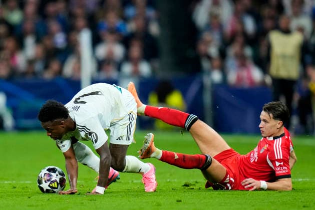 ESP: Real Madrid - SL Benfica. UEFA Champions League. Round of 16. Second Leg. Vinicius Junior of Real Madrid CF and Amar Dedic of SL Benfica during the UEFA Champions League match, between Real Madrid and SL Benfica, Round of 16, second leg, played at Santiago Bernabeu Stadium on February 25, 2026 in Madrid, Spain. kpng Copyright: xCesarxCebollax xPRESSINPHOTOx PS_260225_RMA_BEN_020