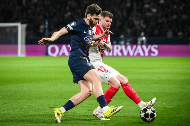 February 25, 2026, Paris, France, France: Khvicha KVARATSKHELIA of PSG and Caio HENRIQUE of Monaco during the UEFA Champions League match between Paris Saint-Germain (PSG) and AS Monaco at Parc des Princes Stadium on February 25, 2026 in Paris, France. Paris Saint-Germain V AS Monaco - UEFA Champions League  - ZUMAm308 20260225_zsp_m308_006 Copyright: xMatthieuxMirvillex