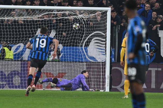 Atalanta BC v Borussia Dortmund - UEFA Champions League 2025 26 League Knockout Play-off Second Leg Lazar Samardzic of Atalanta B.C. scores the goal for 4-1 during the UEFA Champions League 2025 26 League Knockout Play-off Second Leg match between Atalanta B.C. and Borussia Dortmund at the Bergamo Stadium in Bergamo, Italy, on February 25, 2026. Bergamo Italy Italy  Copyright: xDomenicoxCippitellix originalFilename:cippitelli-atalanta260225_npcSB.jpg