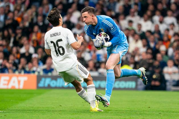 REAL MADRID CF v SL BENFICA. CHAMPIONS LEAGUE 2025 2026. KO PLAY-OFFS 2ND LEG MATCH. Real Madrid CF s Gonzalo Garcia (l) and SL Benfica s Anatoiy Trubin during Champions League 2025 2026, KO Play-Offs 2nd leg match. February 25, 2026. (ALTERPHOTOS Tomas Garrido) MadridSpain  Copyright: xTomasxGarridox