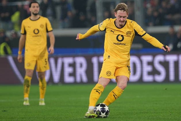 Atalanta BC v Borussia Dortmund - UEFA Champions League 2025 26 League Knockout Play-off Second Leg Julian Brandt of Ballspielverein Borussia 09 Dortmund Team carries the ball during the UEFA Champions League 2025 2026, Playoff Phase MD2 football match between Atalanta BC and Borussia Dortmund at New Balance Arena in Bergamo, Italy, on February 25, 2026. Bergamo Italy Italy  Copyright: xRobertoxTommasinix originalFilename:tommasini-atalanta260225_npcQW.jpg