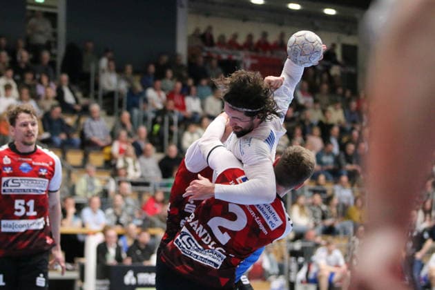 25.02.2026 Handball Herren 2025 2026 2. Handball-Bundesliga 21. Spieltag HSG Nordhorn-Lingen - Dessau-Roßlauer HV 06 EmslandArena Lingen Jakub Powarzynski (Dessau, 14, weiß) im Duell mit Frieder Bandlow (Nordhorn, 2, rot) und Christian Wilhelm (Nordhorn, 3, rot). Lingen (Ems) Niedersachen Deutschland