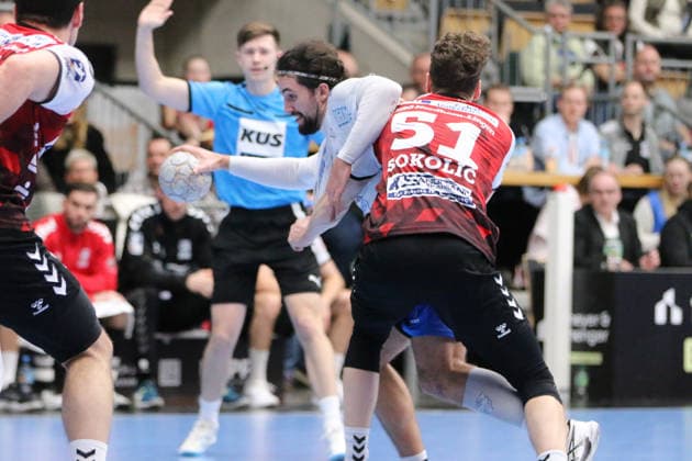 25.02.2026 Handball Herren 2025 2026 2. Handball-Bundesliga 21. Spieltag HSG Nordhorn-Lingen - Dessau-Roßlauer HV 06 EmslandArena Lingen Jakub Powarzynski (Dessau, 14, weiß) im Zweikampf mit Luka Sokolic (Nordhorn, 51, rot). Lingen (Ems) Niedersachen Deutschland