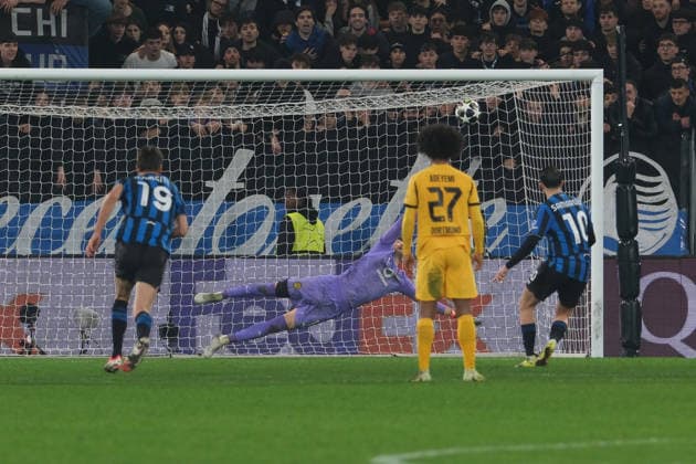 Atalanta BC v Borussia Dortmund - UEFA Champions League 2025 26 League Knockout Play-off Second Leg Lazar Samardzic of Atalanta BC 1907 scores a penalty kick during the UEFA Champions League 2025 2026, Playoff Phase MD2 football match between Atalanta BC and Borussia Dortmund at New Balance Arena in Bergamo, Italy, on February 25, 2026. Bergamo Italy Italy  Copyright: xRobertoxTommasinix originalFilename:tommasini-atalanta260225_np0XG.jpg