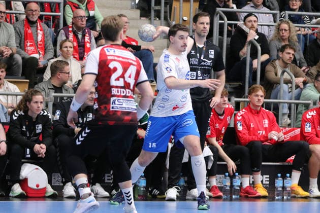 25.02.2026 Handball Herren 2025 2026 2. Handball-Bundesliga 21. Spieltag HSG Nordhorn-Lingen - Dessau-Roßlauer HV 06 EmslandArena Lingen Marcel Nowak (Dessau, 15, weiß) spielt einen Pass. Lingen (Ems) Niedersachen Deutschland