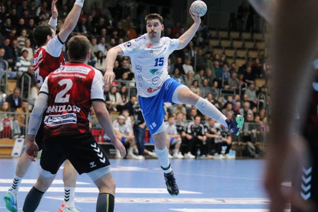 25.02.2026 Handball Herren 2025 2026 2. Handball-Bundesliga 21. Spieltag HSG Nordhorn-Lingen - Dessau-Roßlauer HV 06 EmslandArena Lingen Marcel Nowak (Dessau, 15, weiß) beim Wurf. Lingen (Ems) Niedersachen Deutschland