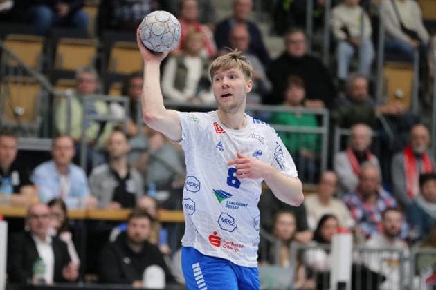 25.02.2026 Handball Herren 2025 2026 2. Handball-Bundesliga 21. Spieltag HSG Nordhorn-Lingen - Dessau-Roßlauer HV 06 EmslandArena Lingen Julius Drachau (Dessau, 8, weiß) am Ball. Lingen (Ems) Niedersachen Deutschland