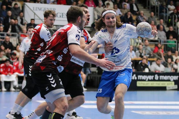 25.02.2026 Handball Herren 2025 2026 2. Handball-Bundesliga 21. Spieltag HSG Nordhorn-Lingen - Dessau-Roßlauer HV 06 EmslandArena Lingen Mika Schüler (Dessau, 23, weiß) setzt sich durch. Lingen (Ems) Niedersachen Deutschland