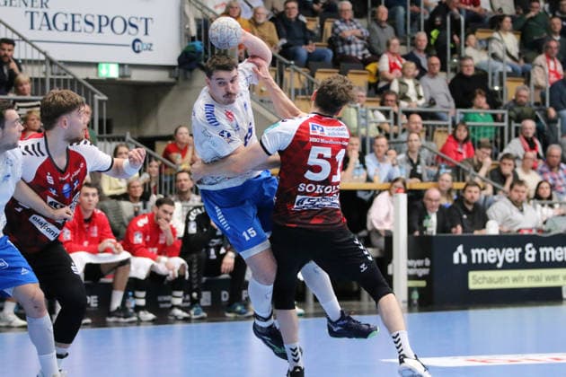 25.02.2026 Handball Herren 2025 2026 2. Handball-Bundesliga 21. Spieltag HSG Nordhorn-Lingen - Dessau-Roßlauer HV 06 EmslandArena Lingen Marcel Nowak (Dessau, 15, weiß) im Zweikampf mit Luka Sokolic (Nordhorn, 51, rot). Lingen (Ems) Niedersachen Deutschland