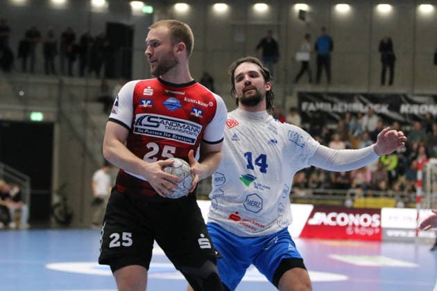 25.02.2026 Handball Herren 2025 2026 2. Handball-Bundesliga 21. Spieltag HSG Nordhorn-Lingen - Dessau-Roßlauer HV 06 EmslandArena Lingen Jaris Tobeler (Nordhorn, 25, rot) am Ball. Lingen (Ems) Niedersachen Deutschland