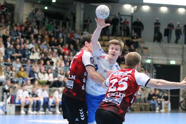 25.02.2026 Handball Herren 2025 2026 2. Handball-Bundesliga 21. Spieltag HSG Nordhorn-Lingen - Dessau-Roßlauer HV 06 EmslandArena Lingen Fritz-Leon Haake (Dessau, 6, weiß) im Duell mit Christian Wilhelm (Nordhorn, 3, rot) und Jaris Tobeler (Nordhorn, 25, rot). Lingen (Ems) Niedersachen Deutschland