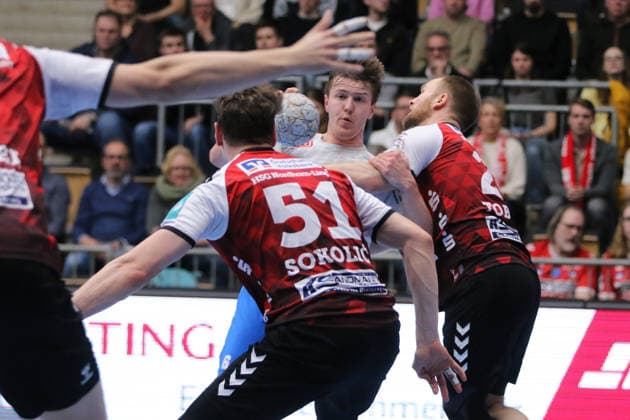 25.02.2026 Handball Herren 2025 2026 2. Handball-Bundesliga 21. Spieltag HSG Nordhorn-Lingen - Dessau-Roßlauer HV 06 EmslandArena Lingen Fritz-Leon Haake (Dessau, 6, weiß) im Duell mit Jaris Tobeler (Nordhorn, 25, rot) und Luka Sokolic (Nordhorn, 51, rot). Lingen (Ems) Niedersachen Deutschland