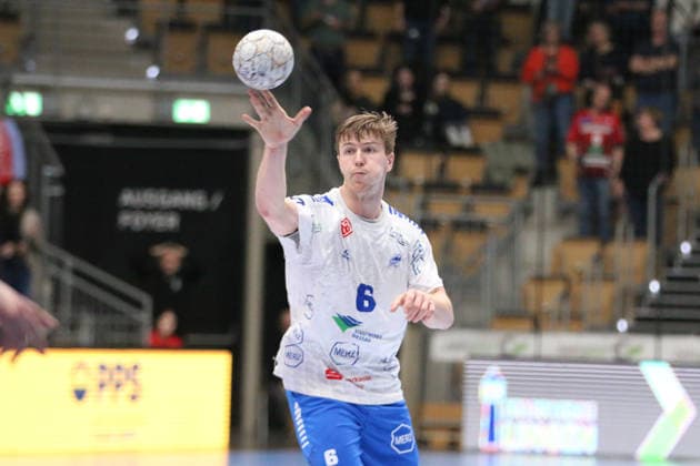25.02.2026 Handball Herren 2025 2026 2. Handball-Bundesliga 21. Spieltag HSG Nordhorn-Lingen - Dessau-Roßlauer HV 06 EmslandArena Lingen Fritz-Leon Haake (Dessau, 6, weiß) spielt einen Pass. Lingen (Ems) Niedersachen Deutschland
