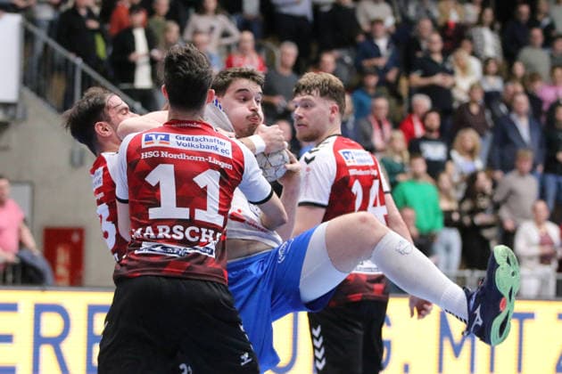 25.02.2026 Handball Herren 2025 2026 2. Handball-Bundesliga 21. Spieltag HSG Nordhorn-Lingen - Dessau-Roßlauer HV 06 EmslandArena Lingen Marcel Nowak (Dessau, 15, weiß) im Duell mit Björn Zintel (Nordhorn, 23, rot) und Tarek Marschall (Nordhorn, 11, rot). Lingen (Ems) Niedersachen Deutschland
