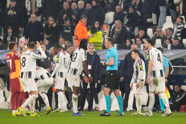 red card for Juventus Lloyd Kelly during the Uefa Champions League soccer match between Juventus and Galatasaray at the Allianz Stadium in Turin, playoff 2 2, north west Italy - January 25, 2026. - Soccer  Copyright: xFabioxFerrari LaPressex