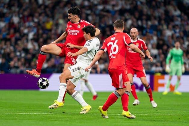 Real Madrid CF s Gonzalo Garcia (r) and SL Benfica s Richard Rios during Champions League 2025 2026, KO Play-Offs 2nd leg match. February 25, 2026. (2026022533)