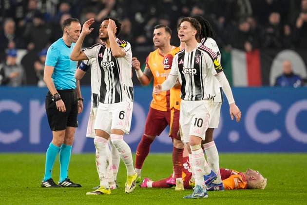 red card for Juventus Lloyd Kelly during the Uefa Champions League soccer match between Juventus and Galatasaray at the Allianz Stadium in Turin, playoff 2 2, north west Italy - January 25, 2026. - Soccer  Copyright: xFabioxFerrari LaPressex