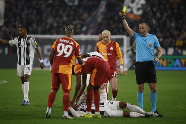 Referee showing a yellow card to Victor Osimhen of Galatasaray SK during the Uefa Champions League, second leg play-off, season 2025-2026, football match between, Juventus FC and Galatasaray SK on 25 February 2026 at Allianz Stadium, Turin, Italy Photo Nderim Kaceli  Copyright: xNderimxKaceli IPAxSportx xipa-agency.netx xx IPA_72024553 IPA_Agency_IPA72024553