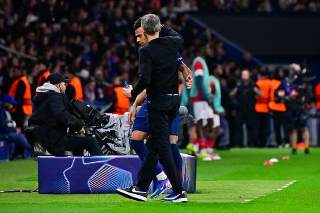 FOOTBALL : PSG vs Monaco - Ligue des Champions - 25 02 2026 Desire Doue ( 14 - PSG ) shake hands with Luis Enrique Martinez ( coach PSG ) during the UEFA Champions League match between Paris Saint Germain and AS Monaco at Parc Des Princes on February 25 , 2026 in Paris, France. ( Photo by Federico Pestellini PsnewZ ) ParisFrance  Copyright: xFedericoxPestellinix