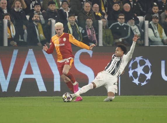 Baris Alper Yilmaz of Galatasaray SK and Weston McKennie of Juventus FC during the Uefa Champions League, second leg play-off, season 2025-2026, football match between, Juventus FC and Galatasaray SK on 25 February 2026 at Allianz Stadium, Turin, Italy Photo Nderim Kaceli  Copyright: xNderimxKaceli IPAxSportx xipa-agency.netx xx IPA_72027703 IPA_Agency_IPA72027703
