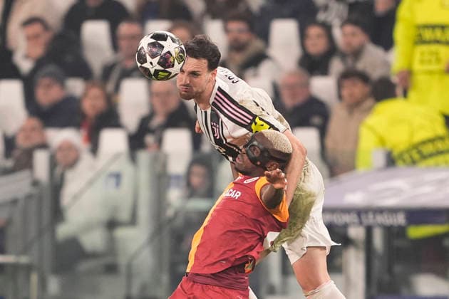 Juventus Federico Gatti fights for the ball with Galatasaray s Victor Osimhen during the Uefa Champions League soccer match between Juventus and Galatasaray at the Allianz Stadium in Turin, playoff 2 2, north west Italy - January 25, 2026. - Soccer  Copyright: xFabioxFerrari LaPressex