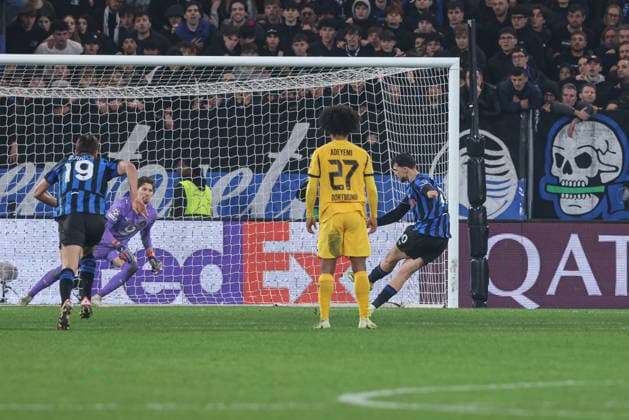 Atalanta v Borussia Dortmund, UEFA Champions League, Bergamo, Italy Bergamo, Italy. 25th, February 2026. Lazar Samardzic of Atalanta scores for 4-1 from the panelty spot during the UEFA Champions League match between Atalanta B.C. and Borussia Dortmund at New Balance Arena in Bergamo. Italy, Bergamo  Copyright: xGonzalesxPhoto StefanoxNicolix