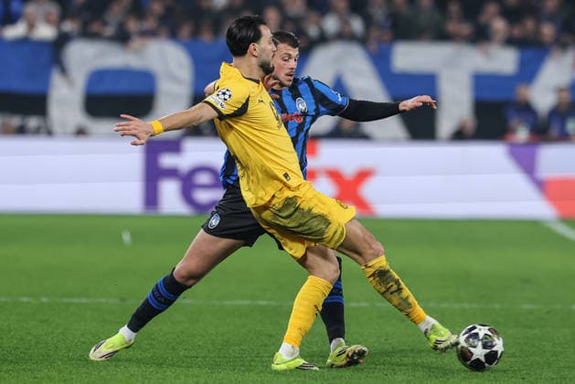 Atalanta v Borussia Dortmund, UEFA Champions League, Bergamo, Italy Bergamo, Italy. 25th, February 2026. Ramy Bensebaini of Borussia Dortmund and Lazar Samardzic of Atalanta seen during the UEFA Champions League match between Atalanta B.C. and Borussia Dortmund at New Balance Arena in Bergamo. Italy, Bergamo  Copyright: xGonzalesxPhoto StefanoxNicolix