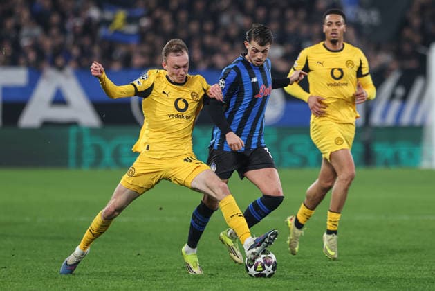 Atalanta v Borussia Dortmund, UEFA Champions League, Bergamo, Italy Bergamo, Italy. 25th, February 2026. Lazar Samardzic (R) of Atalanta and Maximilian Beier of Borussia Dortmund (L) seen during the UEFA Champions League match between Atalanta B.C. and Borussia Dortmund at New Balance Arena in Bergamo. Italy, Bergamo  Copyright: xGonzalesxPhoto StefanoxNicolix