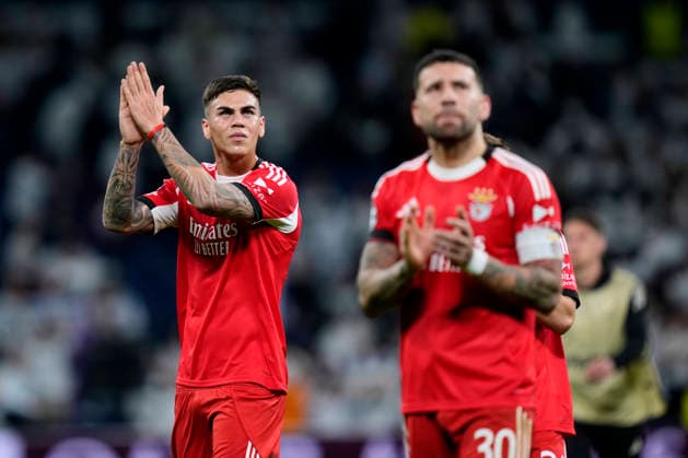 ESP: Real Madrid - SL Benfica. UEFA Champions League. Round of 16. Second Leg. Enzo Barrenechea and Nicolas Otamendi of SL Benfica during the UEFA Champions League match, between Real Madrid and SL Benfica, Round of 16, second leg, played at Santiago Bernabeu Stadium on February 25, 2026 in Madrid, Spain. kpng Copyright: xCesarxCebollax xPRESSINPHOTOx PS_260225_RMA_BEN_100